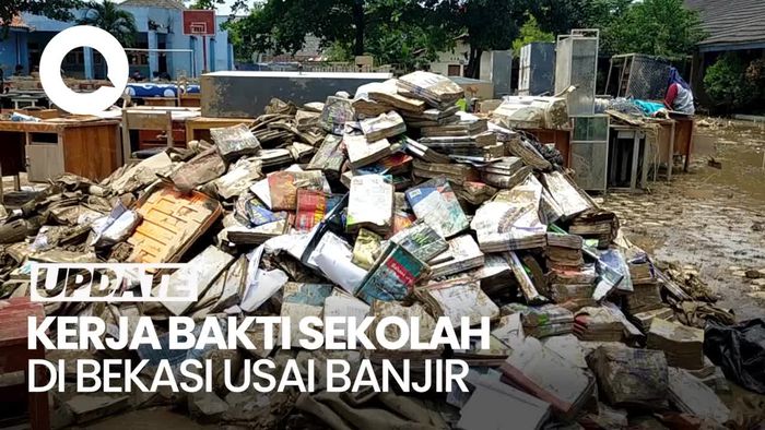 Video: Siswa-Guru SMAN 21 Bekasi Kerja Bakti Bersihkan Sekolah Akibat Banjir