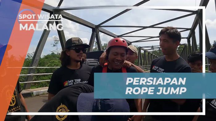 Mempersiapkan Diri untuk Rope Jump di Jembatan Tegaron, Malang