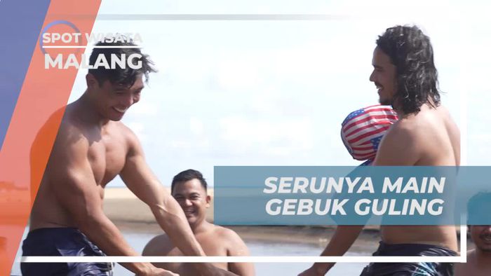Seru-Seruan di Permainan Gebuk Guling di Malang