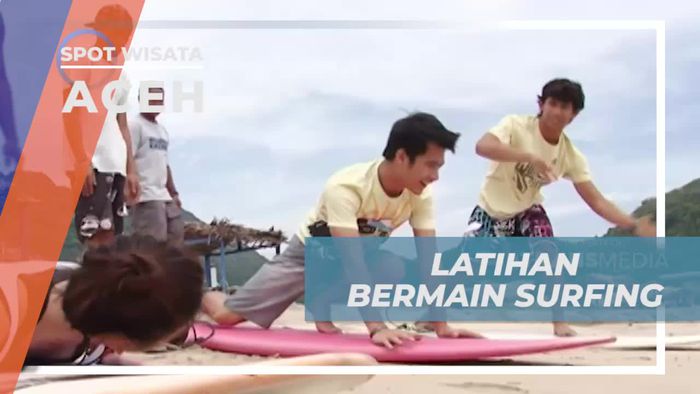 Berlatih Dasar-dasar Surfing di Ombak Cantik Aceh