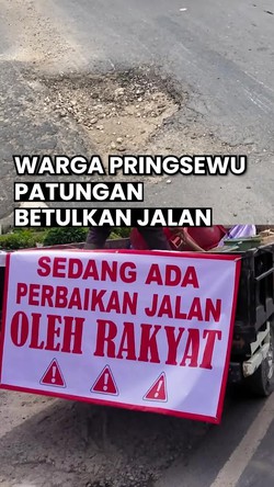 Video: Aksi Warga Pringsewu Tambal Jalan Rusak Pakai Dana Patungan