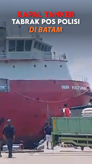 Video: Kapal Tanker Tabrak Pos Polisi-Rumah Warga di Batam