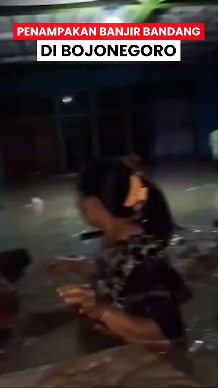 Video: Momen Banjir Bandang Menerjang saat Warga Buka Puasa di Bojonegoro