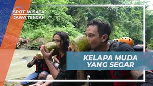 Menyegarkan Diri dengan Kelapa Muda Setelah River Tubing di Jawa Tengah