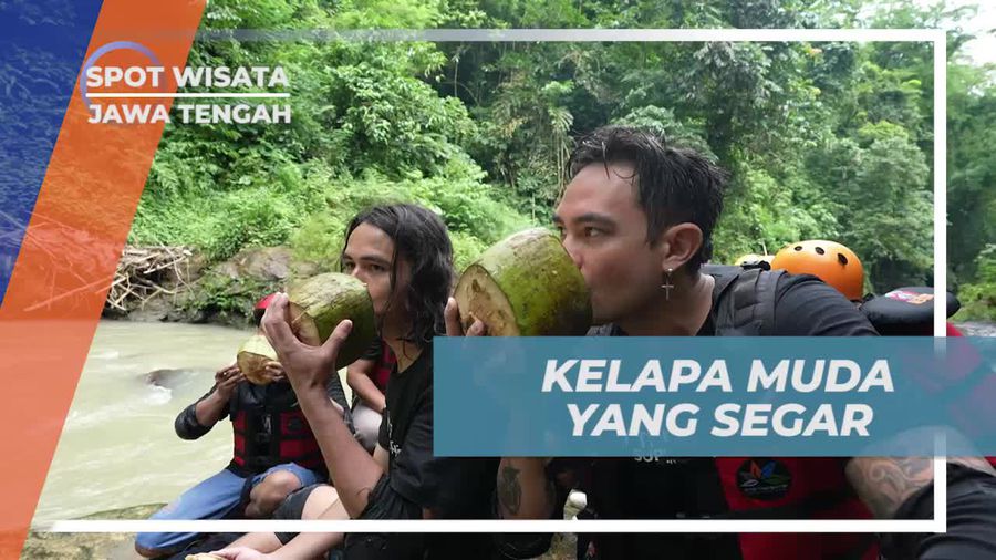 Menyegarkan Diri dengan Kelapa Muda Setelah River Tubing di Jawa Tengah