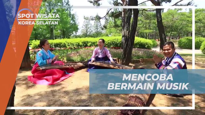 Bermain Musik di Taman Tradisional Korea Selatan