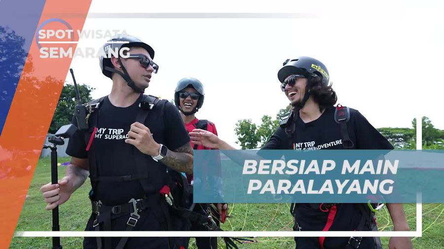 Bersiap Terbang Menggunakan Paralayang di Bukit Piramida, Semarang