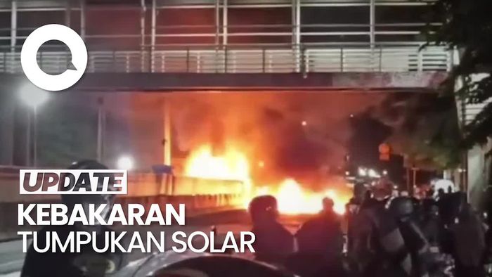 Video: Tumpukan Solar Terbakar di Jaktim, Api Merambat hingga ke Jalan Raya