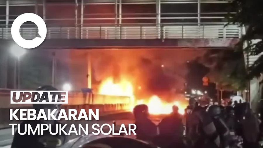 Video: Tumpukan Solar Terbakar di Jaktim, Api Merambat hingga ke Jalan Raya
