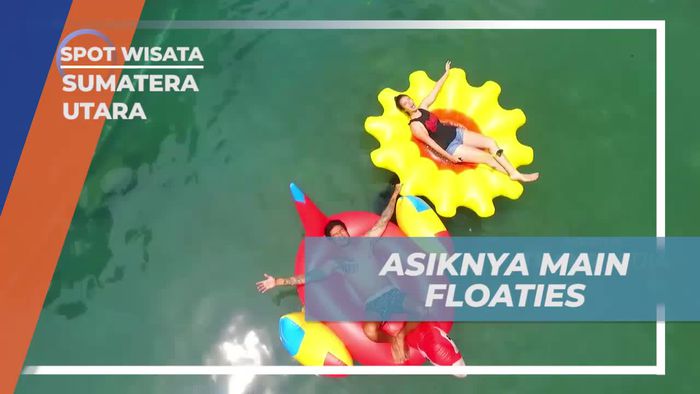 Bersantai di Atas Floaties Sambil Menikmati Pemandangan di Kolam Aqua, Sumatera Utara
