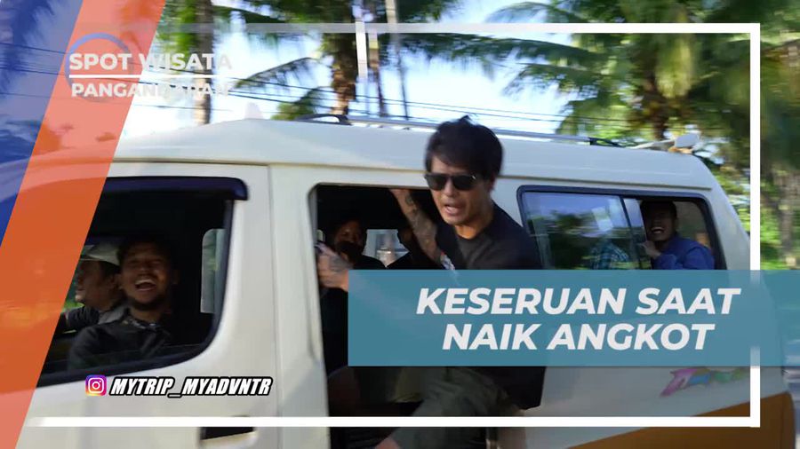 Bergembira dan Bercanda di Dalam Angkot Menyusuri Pangandaran