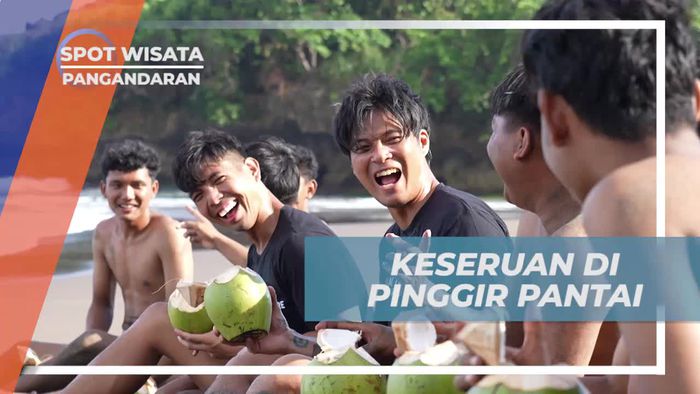 Bersenang-senang di Pinggir Pantai Sambil Menikmati Air Kelapa di Pangandaran