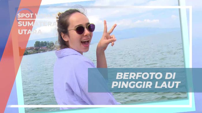 Berpose Estetik di Pinggir Danau Toba, Sumatera Utara
