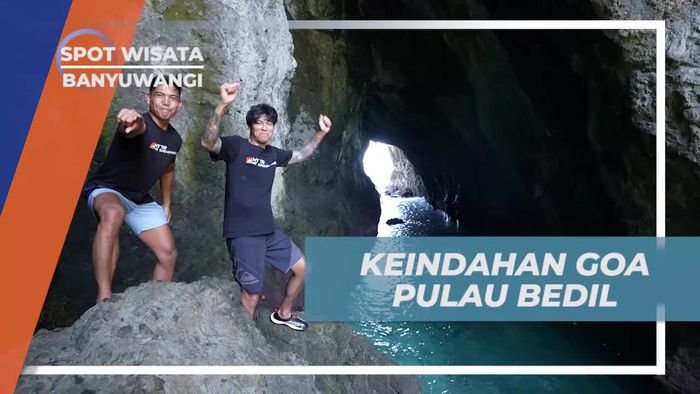 Melompat Ceria di Laguna Indah Pulau Bedil, Banyuwangi