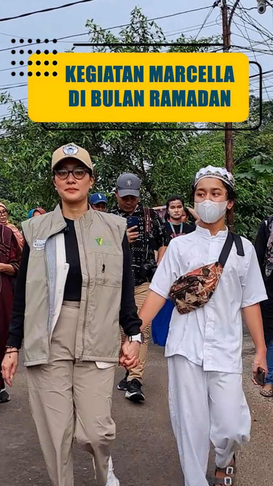 Video: Bagi Makanan dan Sembako Bareng Marcella Zalianty di Jagakarsa 