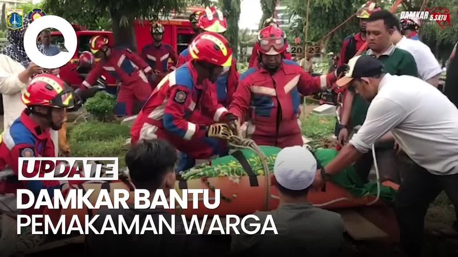 Video: Momen Damkar Bantu Pemakaman Warga Seberat 200 Kg di Jaktim