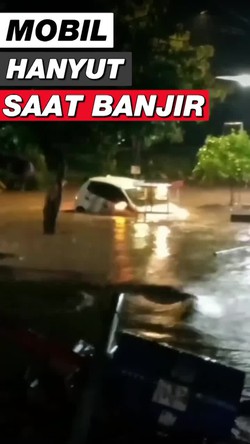 Video: Detik-Detik Mobil Hanyut Terbawa Arus Banjir di Madiun