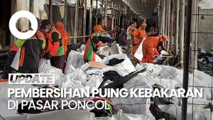 Video: Pasukan Oranye-Biru Gotong Royong Bersihkan Puing Sisa Kebakaran Pasar Poncol