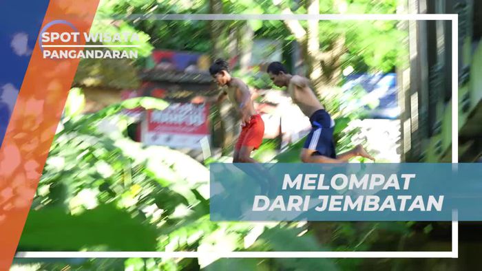 Melompat Ceria dari Jembatan Menuju Aliran Air di Pangandaran