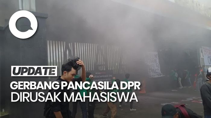 Video Mahasiswa Bakar Ban dan Rusak Pagar Gerbang Pancasila DPR