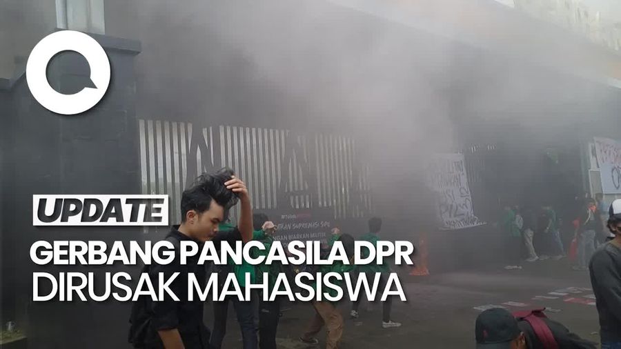 Video Mahasiswa Bakar Ban dan Rusak Pagar Gerbang Pancasila DPR
