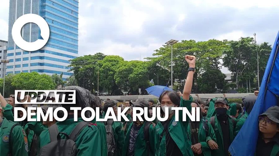 Video Mahasiswa Demo Tolak RUU TNI di Depan Gedung DPR