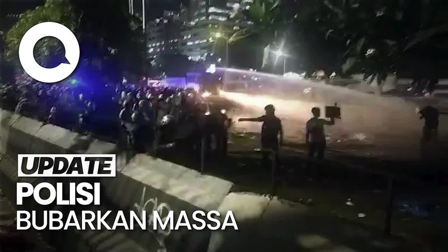 Video: Polisi Pukul Mundur Massa Demo Depan DPR dengan Water Cannon