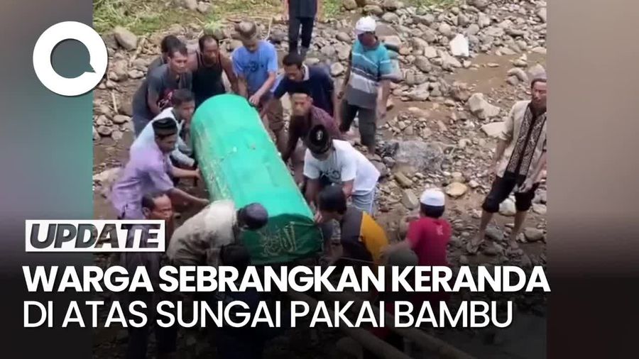 Video: Heboh Warga Ponorogo Sebrangkan Keranda Pakai Bambu gegara Jembatan Ambruk