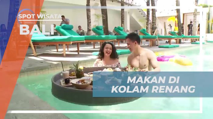 Makan Makanan Lezat di Kolam Renang yang Ceria, Bali