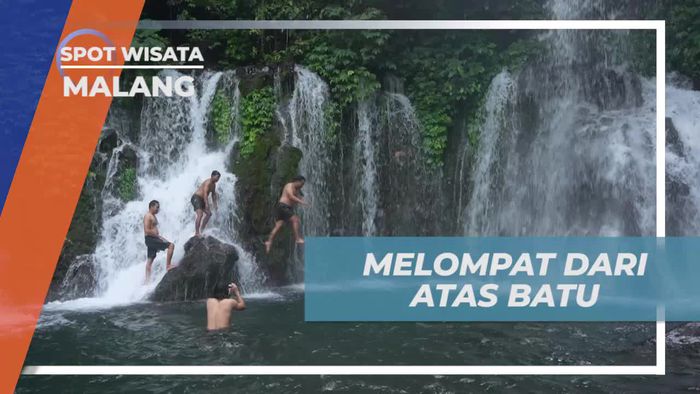 Melompat Ceria dari Atas Batu di Air Terjun Coban Ciblungan, Malang