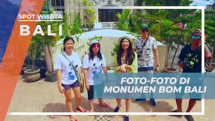 Berfoto Ceria di Monumen Bom Bali yang Bersejarah, Bali