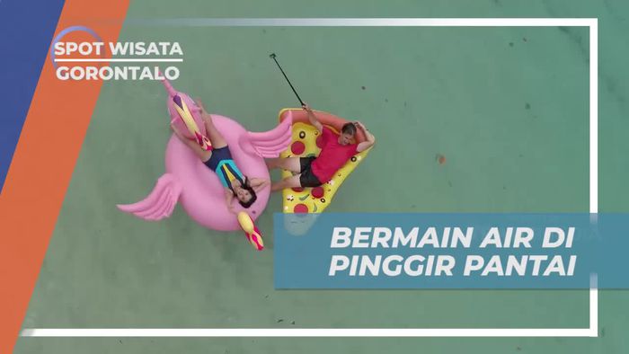 Bermain Santai di Pinggir Pantai dengan Floties di Pantai Diyonumo, Gorontalo