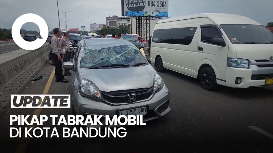 Video: Pikap Tabrak Mobil di Flyover Bandung, 2 Orang Terluka