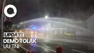 Video: Demo Tolak UU TNI di Surabaya Ricuh, Polisi Semprotkan Water Cannon