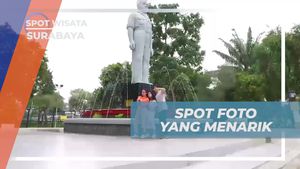 Berfoto Asyik di Patung Gubernur Suryo, Surabaya