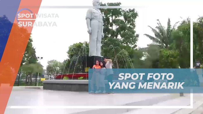 Berfoto Asyik di Patung Gubernur Suryo, Surabaya