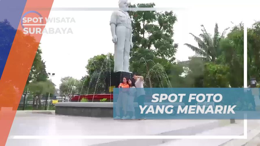 Berfoto Asyik di Patung Gubernur Suryo, Surabaya