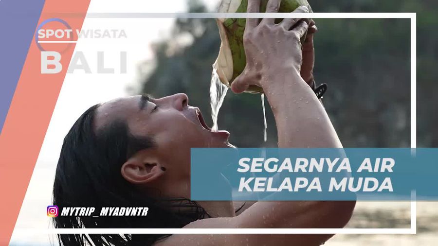 Menikmati Kesegaran Air Kelapa Muda di Crystal Bay, Nusa Penida