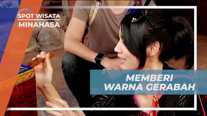 Mewarnai Gerabah Unik di Desa Pulutan, Minahasa