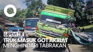 Video: Hindari Tabrakan, Truk Bermuatan Semen Masuk Got di Tabanan