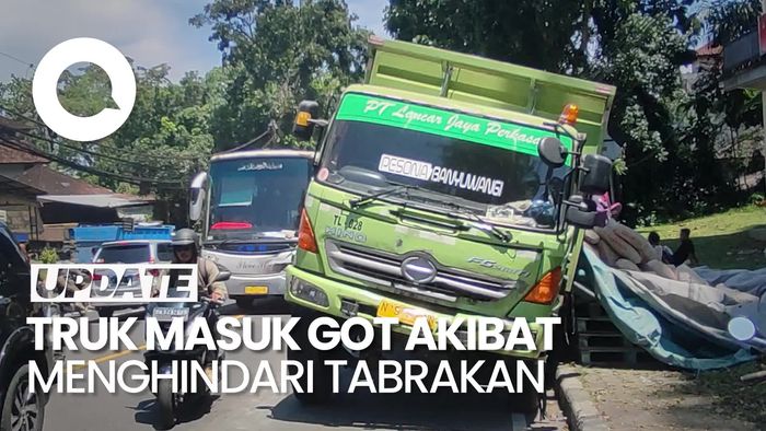 Video: Hindari Tabrakan, Truk Bermuatan Semen Masuk Got di Tabanan