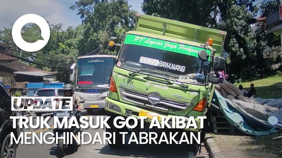 Video: Hindari Tabrakan, Truk Bermuatan Semen Masuk Got di Tabanan
