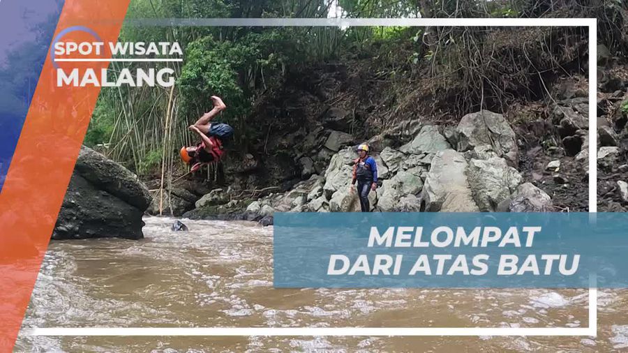 Melompat dari Batu Besar ke Aliran Sungai di Malang