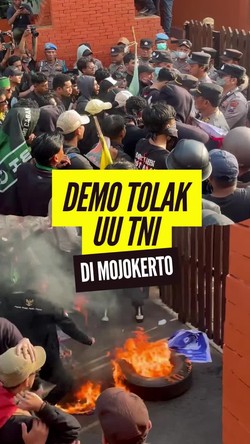 Video: Massa Demo Tolak UU TNI di DPRD Mojokerto Bakar Ban-Kembang Api