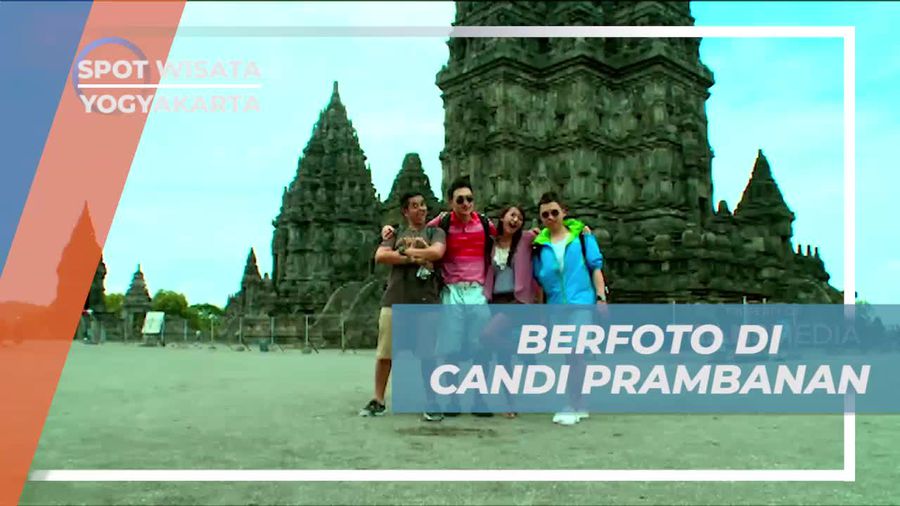Berpose di Candi Prambanan yang Menawan, Yogyakarta