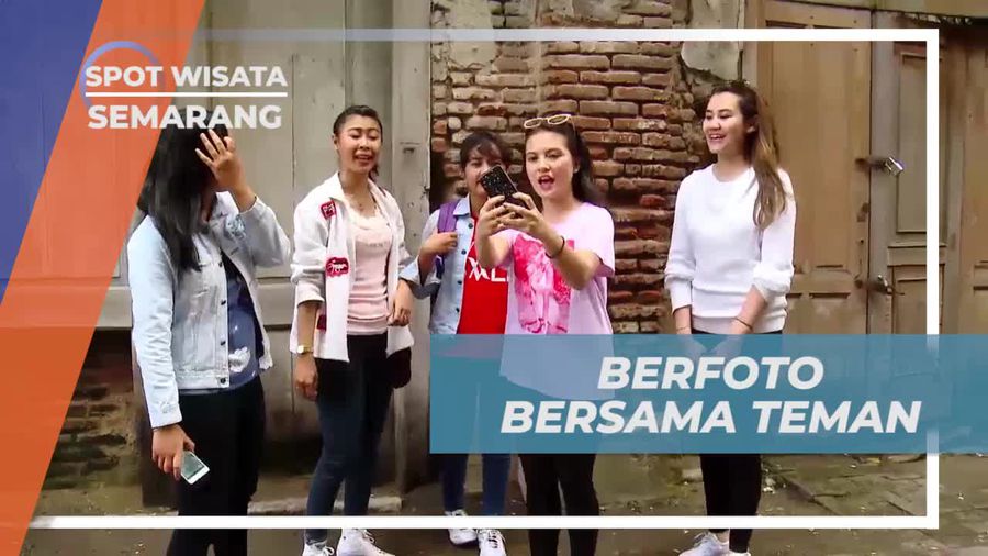 Berfoto Seru Bersama Teman di Kota Lama, Semarang  