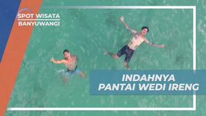 Bersantai dengan Floating di Pantai Wedi Ireng, Banyuwangi