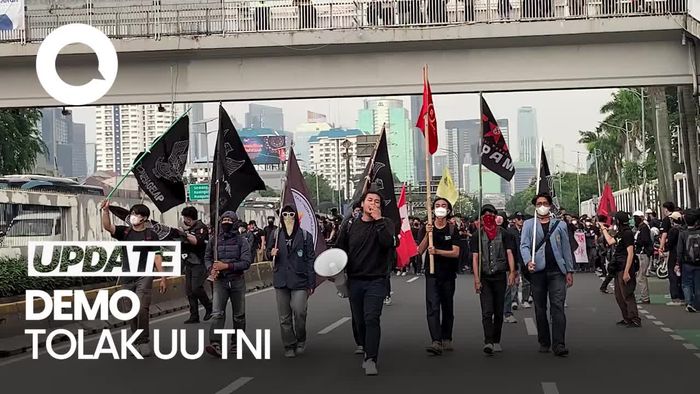 Video: Massa Demo Tolak UU TNI Berdatangan ke DPR, Lalin Ditutup