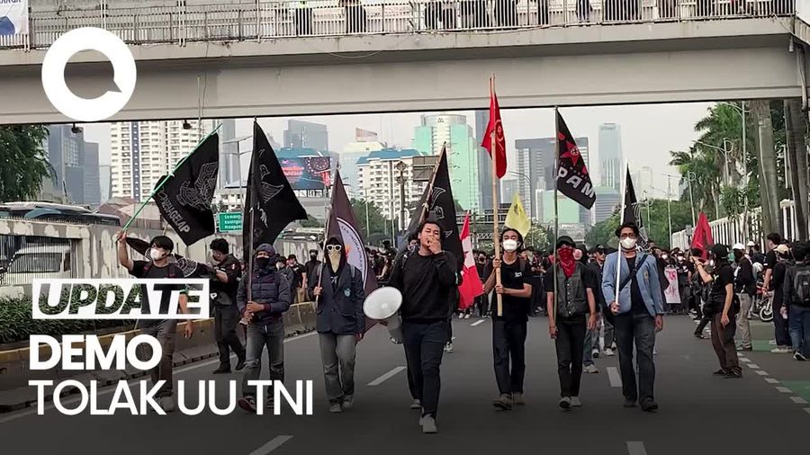 Video: Massa Demo Tolak UU TNI Berdatangan ke DPR, Lalin Ditutup
