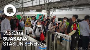 Video: Arus Mudik di Stasiun Pasar Senen Ramai Malam Ini